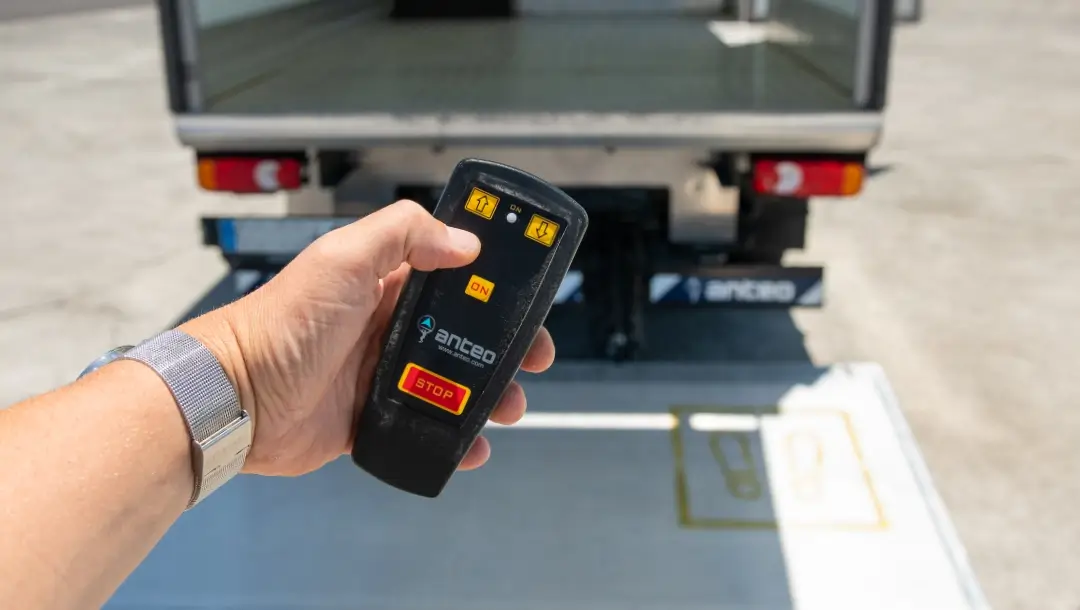 ADA Réunion location, Catégorie Camion cellule 15m³ avec Hayon